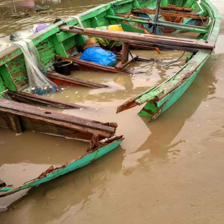 Ombak besar  melanda kawasan pesisir Pantai Desa Tritunggal Kec.Rembang 
